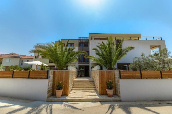 The entrance to villa Lojena