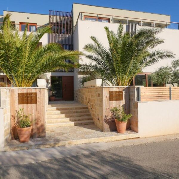 View of the entrance to villa Lojena